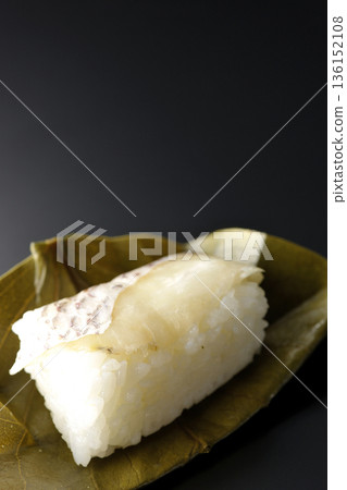 以黑色為背景的鯛魚牡蠣壽司照片 136152108