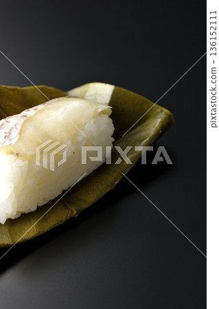 以黑色為背景的鯛魚牡蠣壽司照片 136152111