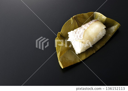 以黑色為背景的鯛魚牡蠣壽司照片 136152113