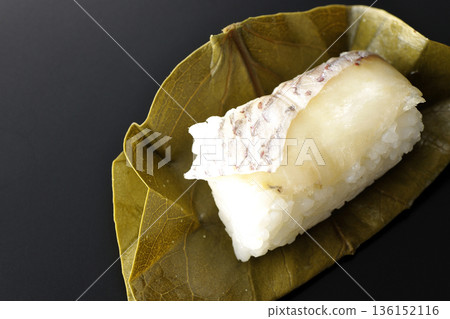 以黑色為背景的鯛魚牡蠣壽司照片 136152116