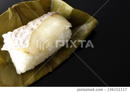 以黑色為背景的鯛魚牡蠣壽司照片 136152117