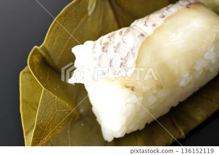 以黑色為背景的鯛魚牡蠣壽司照片 136152119