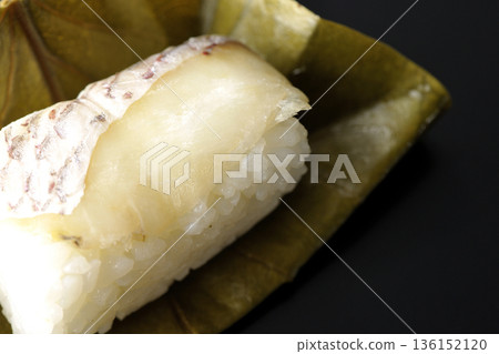 以黑色為背景的鯛魚牡蠣壽司照片 以黑色為背景的鯛魚牡蠣壽司照片 136152120