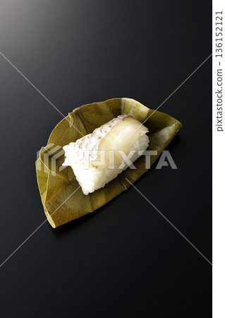 以黑色為背景的鯛魚牡蠣壽司照片 以黑色為背景的鯛魚牡蠣壽司照片 136152121