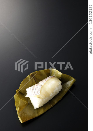 以黑色為背景的鯛魚牡蠣壽司照片 以黑色為背景的鯛魚牡蠣壽司照片 136152122