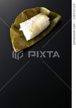 以黑色為背景的鯛魚牡蠣壽司照片 以黑色為背景的鯛魚牡蠣壽司照片 136152123