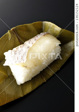 以黑色為背景的鯛魚牡蠣壽司照片 136152124