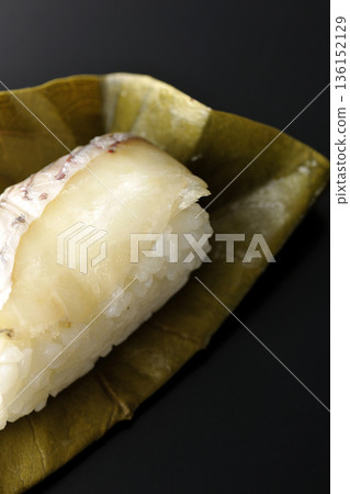 以黑色為背景的鯛魚牡蠣壽司照片 以黑色為背景的鯛魚牡蠣壽司照片 136152129