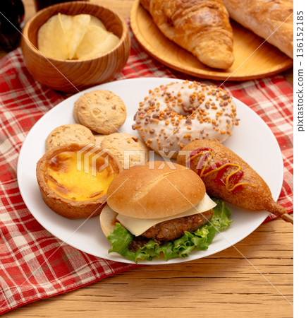 一張擺滿碳水化合物和脂肪的零食盤圖片 一張擺滿碳水化合物和脂肪的零食盤圖片 136152185