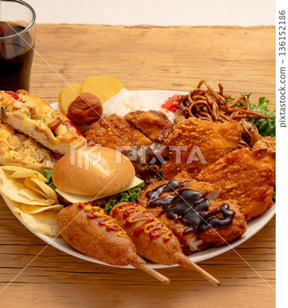 Meal scenes that mainly involve fried foods and high fat content 136152186