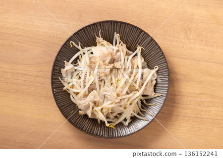 Stir-fried pork and bean sprouts Stir-fried pork and bean sprouts 136152241