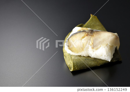 鯖魚柿葉壽司，黑色背景拍攝 136152249