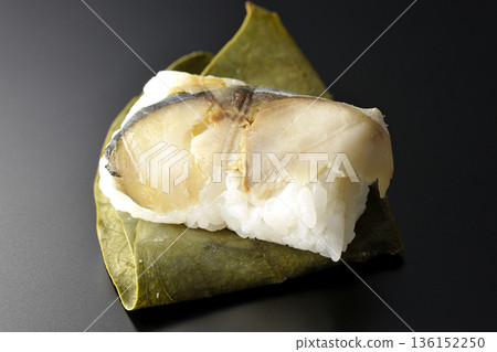 鯖魚柿葉壽司，黑色背景拍攝 136152250