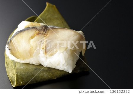 鯖魚柿葉壽司，黑色背景拍攝 136152252