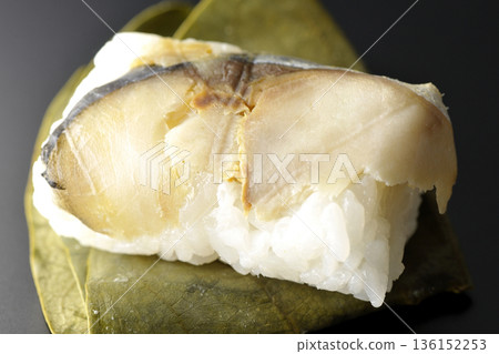 鯖魚柿葉壽司，黑色背景拍攝 136152253
