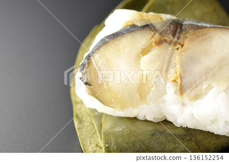鯖魚柿葉壽司，黑色背景拍攝 136152254