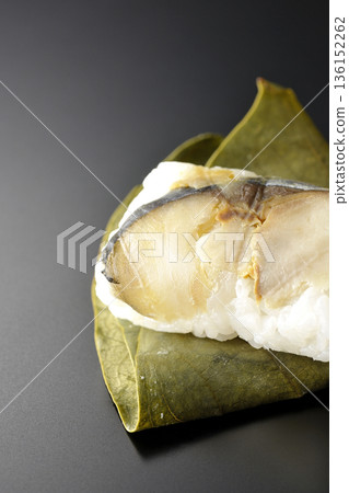 鯖魚柿葉壽司,黑色背景拍攝 鯖魚柿葉壽司,黑色背景拍攝 136152262