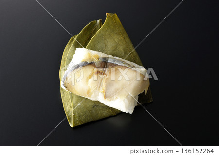 鯖魚柿葉壽司，黑色背景拍攝 136152264