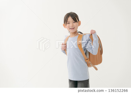 女孩背著書包 136152266