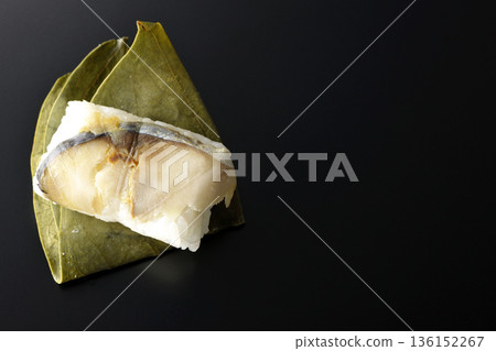 鯖魚柿葉壽司，黑色背景拍攝 136152267