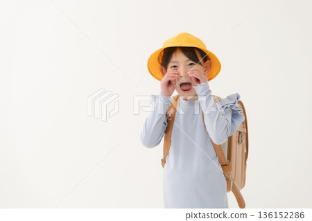 女孩背著書包 136152286