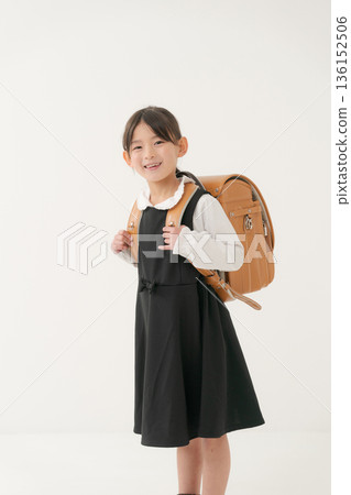 女孩背著書包 136152506
