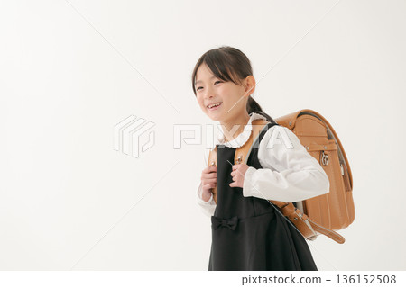 女孩背著書包 女孩背著書包 136152508