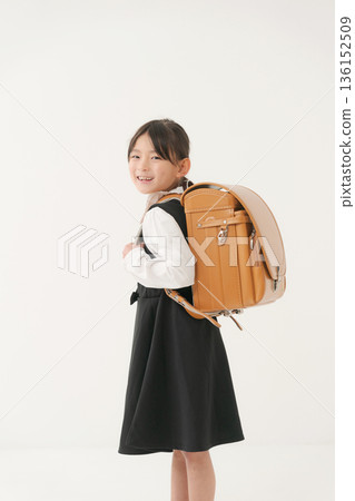 女孩背著書包 136152509