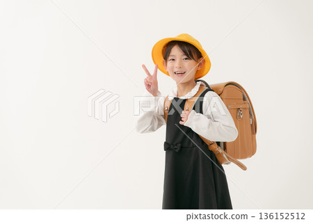 女孩背著書包 136152512