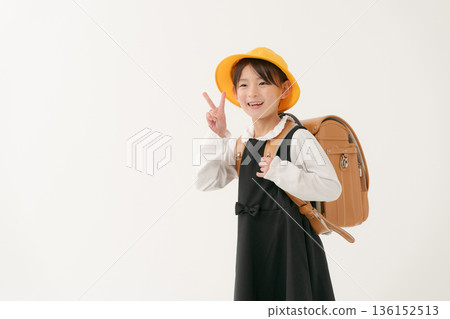 女孩背著書包 136152513