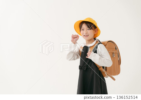 女孩背著書包 136152514