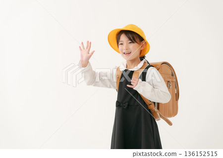 女孩背著書包 136152515