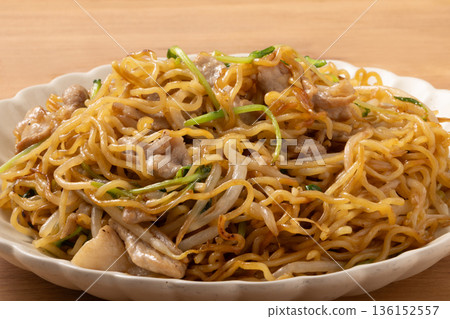 日式炒麵(豬肉、豌豆苗、豆芽菜) 日式炒麵(豬肉、豌豆苗、豆芽菜) 136152557