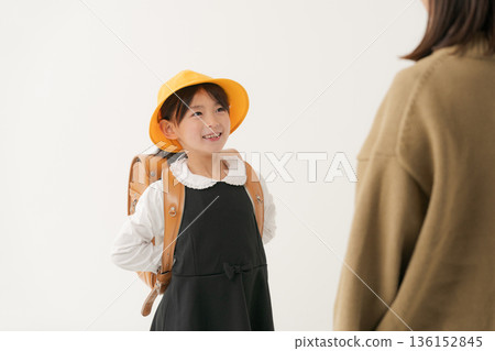 背著書包的女孩和媽媽 136152845
