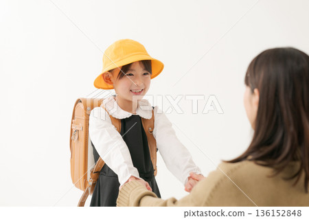 背著書包的女孩和媽媽 背著書包的女孩和媽媽 136152848