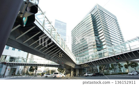 橫濱港未來地區的城市景觀，包括建築物和橫跨道路的人行天橋 136152911