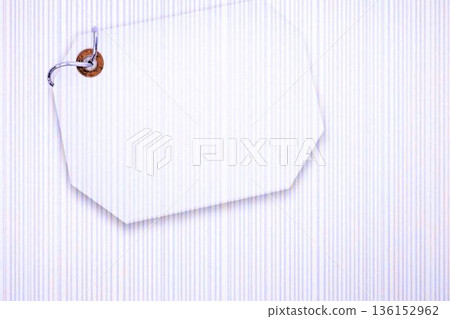 帶有紫色條紋背景的大白色資訊標籤 136152962