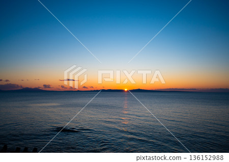 從羅臼町的國後島看到的新年第一縷陽光 136152988