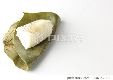 白色背景上的鯛魚柿葉壽司 白色背景上的鯛魚柿葉壽司 136152992