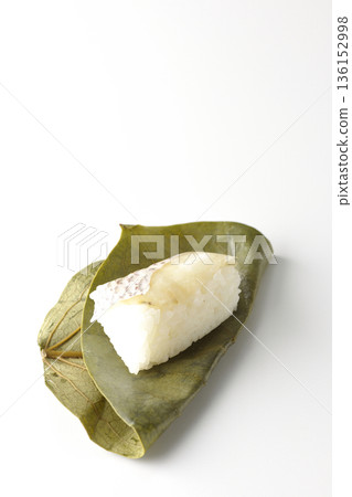 白色背景上的鯛魚柿葉壽司 白色背景上的鯛魚柿葉壽司 136152998