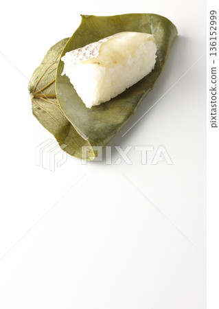白色背景上的鯛魚柿葉壽司 白色背景上的鯛魚柿葉壽司 136152999