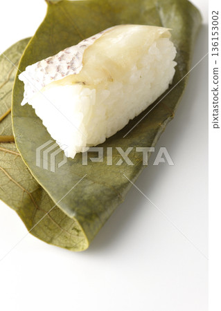 白色背景上的鯛魚柿葉壽司 136153002