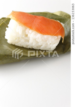 白色背景上的鮭魚柿葉壽司 白色背景上的鮭魚柿葉壽司 136153063