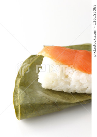 白色背景上的鮭魚柿葉壽司 白色背景上的鮭魚柿葉壽司 136153065