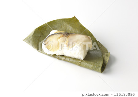 白色背景上的鯖魚柿葉壽司照片 白色背景上的鯖魚柿葉壽司照片 136153086