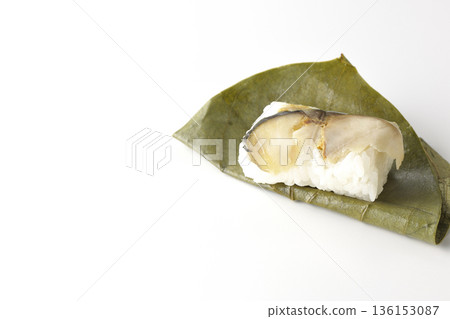 白色背景上的鯖魚柿葉壽司照片 白色背景上的鯖魚柿葉壽司照片 136153087