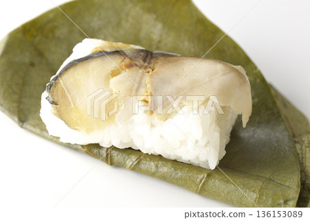 白色背景上的鯖魚柿葉壽司照片 136153089