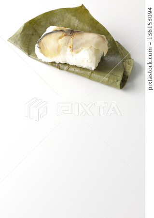 白色背景上的鯖魚柿葉壽司照片 白色背景上的鯖魚柿葉壽司照片 136153094