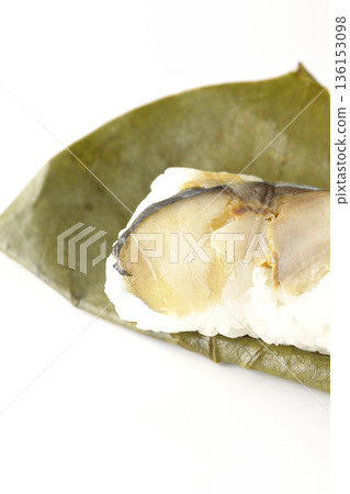 白色背景上的鯖魚柿葉壽司照片 白色背景上的鯖魚柿葉壽司照片 136153098
