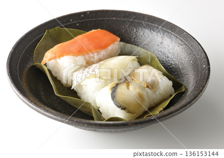 白色背景上的鮭魚、鯛魚和鯖魚柿葉壽司照片 136153144